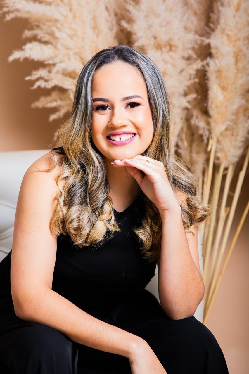 Retrato profissional da Dra. Ludmila Araújo
